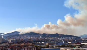 Barcelona eleva a fase de emergencia el Plan de Actuación Municipal por el incendio de Collserola