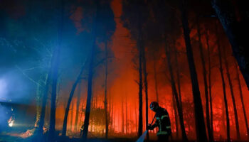 Crece la preocupación en Francia por incendios forestales en Landas