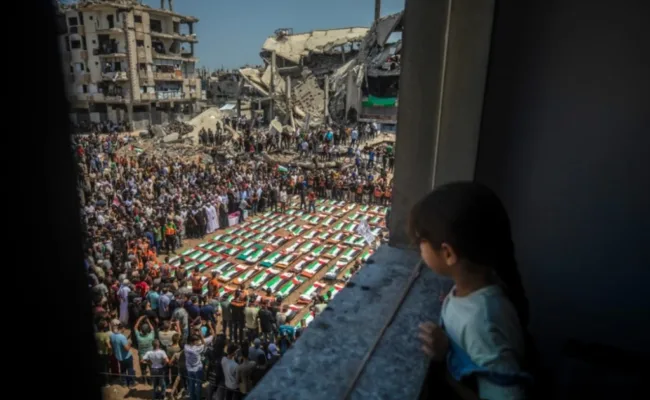 «El funeral más grande de la historia palestina»: Gaza despide a 112 civiles masacrados por Israel en 2023