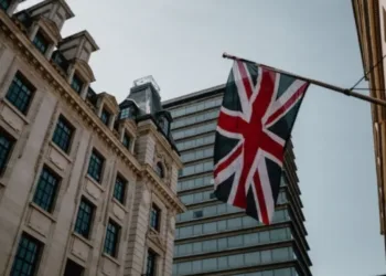 Tribunal británico declara el antisionismo como creencia protegida por la ley