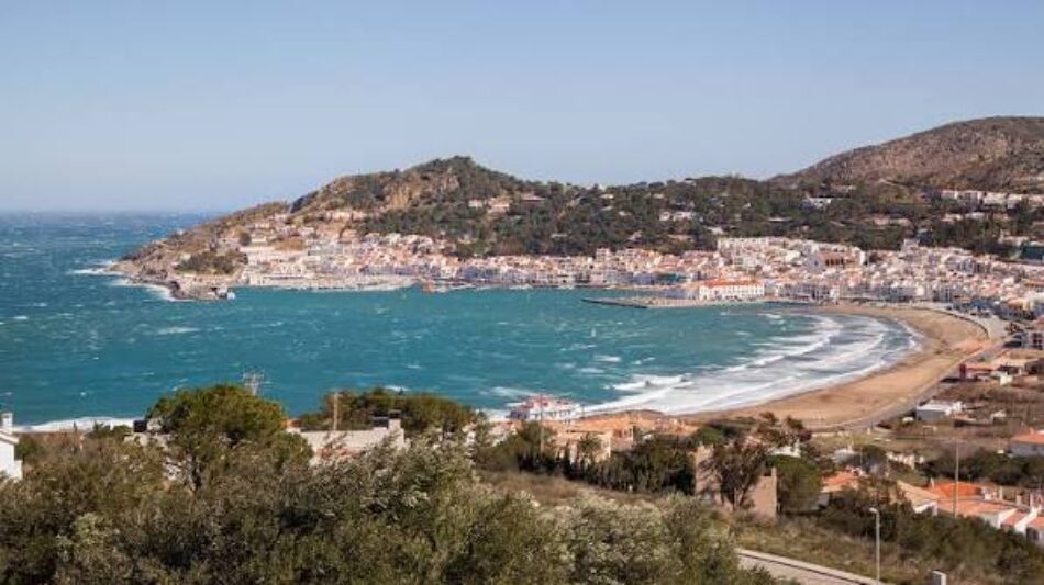 Queixa davant la Síndica de Greuges per una actuació policial contra una veïna que feia nudisme al Port de la Selva