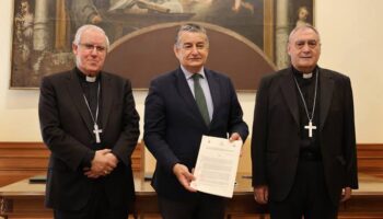 Andalucía Laica y Marea Blanca Andalucía denuncian el gasto de 7,4 millones de euros de la sanidad pública en capellanes católicos tras el Convenio SAS-Obispos