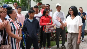 Venezuela: Delcy Rodríguez entrega 48 viviendas a familias afectadas por sismos en Caracas
