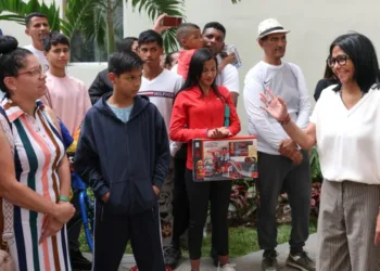 Venezuela: Delcy Rodríguez entrega 48 viviendas a familias afectadas por sismos en Caracas