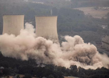 Perante a voadura das torres de refrixeración das Pontes
