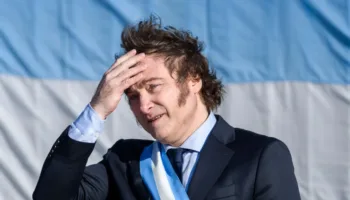 Argentina: encuesta revela deterioro del apoyo electoral a Milei asociada a precarización económica