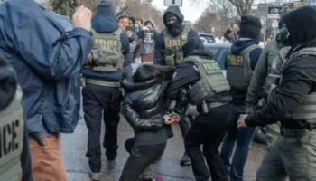 Denuncian «mentiras de ICE» tras la muerte de un migrante salvadoreño
