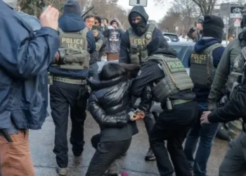 Denuncian «mentiras de ICE» tras la muerte de un migrante salvadoreño