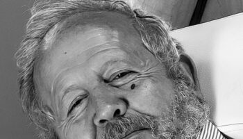 Juan José Téllez publica «Carlos Cano, una historia musical andaluza» en el 80 aniversario del músico