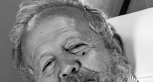 Juan José Téllez publica «Carlos Cano, una historia musical andaluza» en el 80 aniversario del músico