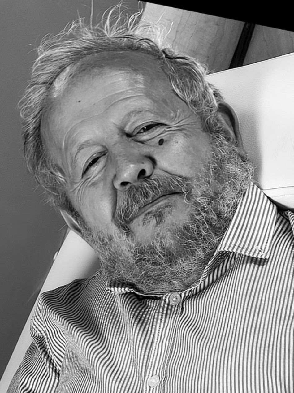 Juan José Téllez publica «Carlos Cano, una historia musical andaluza» en el 80 aniversario del músico