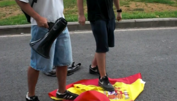 Antiimperialistas rompen la bandera del Estado imperialista español