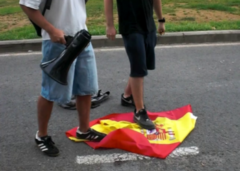 Antiimperialistas rompen la bandera del Estado imperialista español