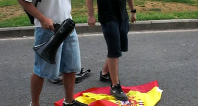 Antiimperialistas rompen la bandera del Estado imperialista español