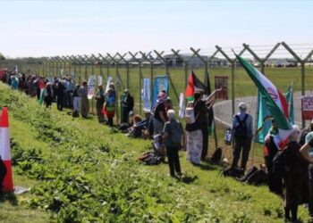 Activistas denuncian apoyo británico a bombardeos de EEUU a Irán