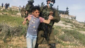 Tropas israelíes secuestran a un niño palestino en redadas en Cisjordania