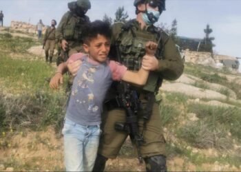 Tropas israelíes secuestran a un niño palestino en redadas en Cisjordania