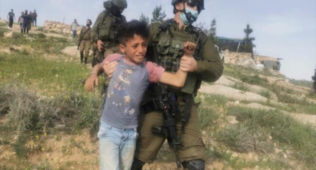 Tropas israelíes secuestran a un niño palestino en redadas en Cisjordania