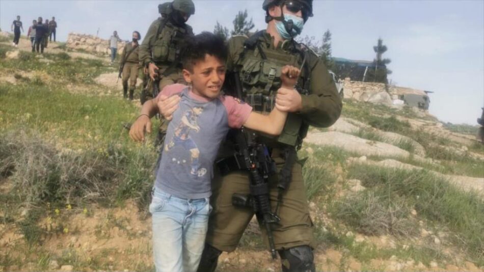 Tropas israelíes secuestran a un niño palestino en redadas en Cisjordania