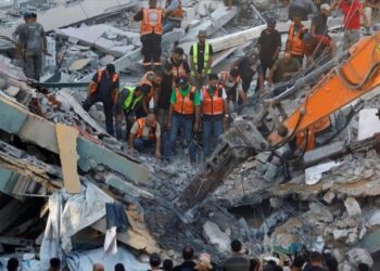 Derrumbe de edificio tras ataques israelíes deja 16 muertos en Gaza