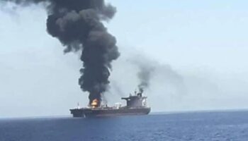 EEUU ataca con cuatro misiles un petrolero iraní en la isla de Jark