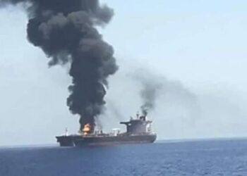 EEUU ataca con cuatro misiles un petrolero iraní en la isla de Jark
