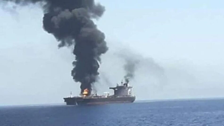 EEUU ataca con cuatro misiles un petrolero iraní en la isla de Jark