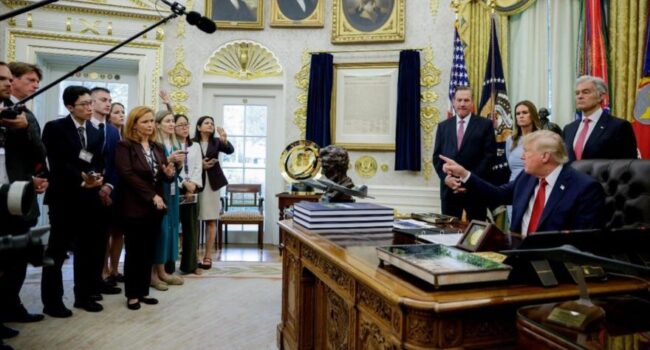 CNN, MSNOW y Politico demandan a Trump y otras cadenas lo boicotean