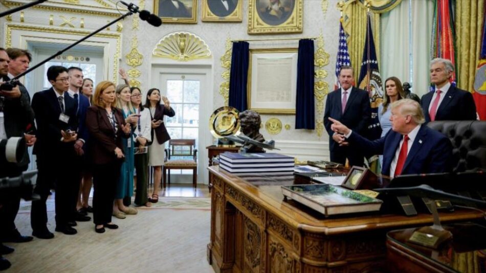 CNN, MSNOW y Politico demandan a Trump y otras cadenas lo boicotean
