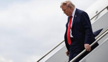 Carlson pide destituir a Trump por amenazar a Irán