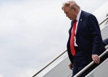 Carlson pide destituir a Trump por amenazar a Irán