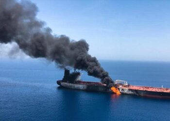 CGRI: superpetrolero explota tras chocar contra minas al cruzar ilegalmente Ormuz