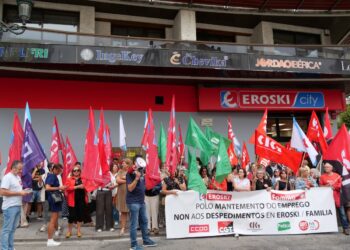 Mobilízanse para rexeitar cinco despidos nun supermercado Eroski de Vigo