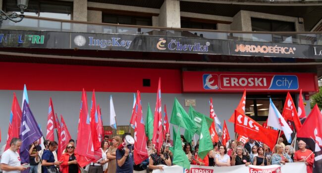 Mobilízanse para rexeitar cinco despidos nun supermercado Eroski de Vigo