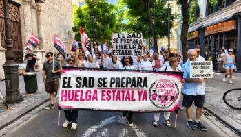 Las trabajadoras del Servicio de Ayuda a Domicilio (SAD) toman el centro de València por sus derechos laborales