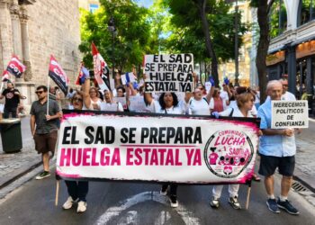 Las trabajadoras del Servicio de Ayuda a Domicilio (SAD) toman el centro de València por sus derechos laborales