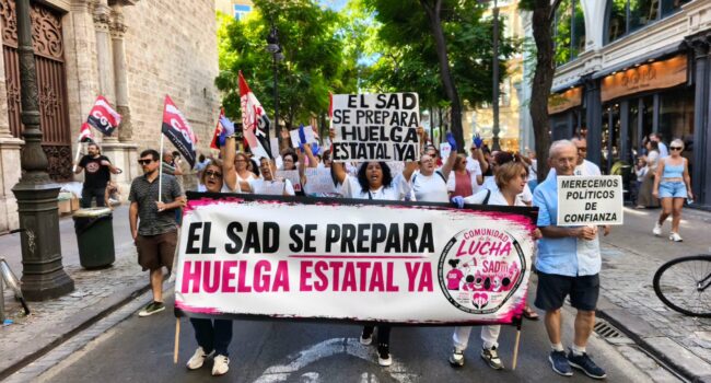 Las trabajadoras del Servicio de Ayuda a Domicilio (SAD) toman el centro de València por sus derechos laborales