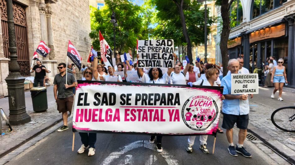 Las trabajadoras del Servicio de Ayuda a Domicilio (SAD) toman el centro de València por sus derechos laborales