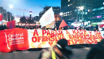 Protestas de estudiantes y trabajadores salen al paso del Trump-Foro de Madrid que se realiza en Chile