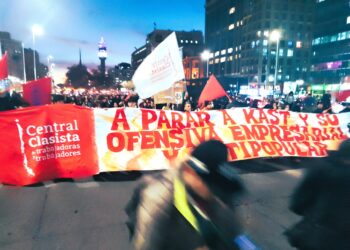 Protestas de estudiantes y trabajadores salen al paso del Trump-Foro de Madrid que se realiza en Chile