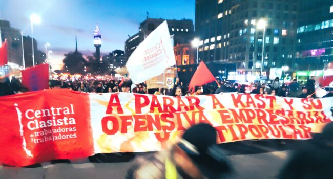 Protestas de estudiantes y trabajadores salen al paso del Trump-Foro de Madrid que se realiza en Chile