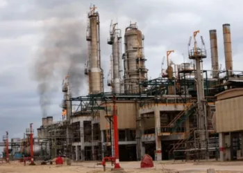 ​Libia reduce refinación en Zawiya por cierre de oleoducto Sharara