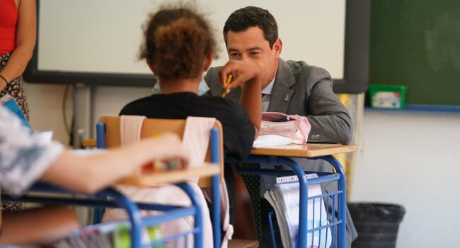 Andalucía Laica denuncia que la concertación escolar perpetúa el abusivo adoctrinamiento infantil y exige una red pública única sin religión en las aulas