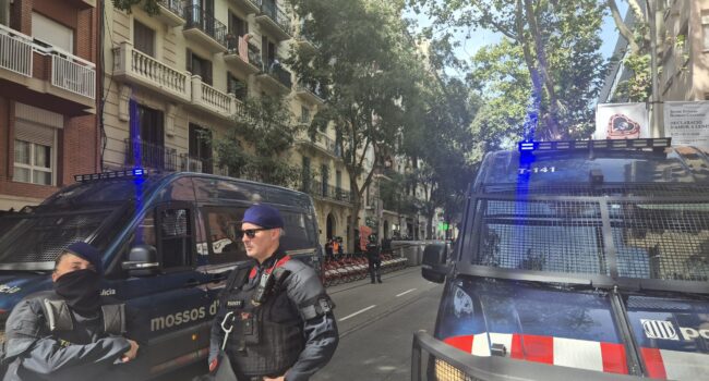 Los Mossos d’Esquadra desahucian a Sílvia, la inquilina a quien no permitieron figurar en el contrato