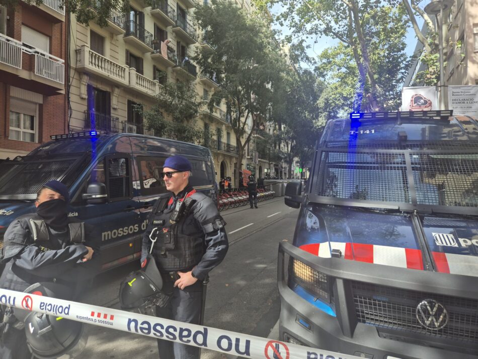 Los Mossos d’Esquadra desahucian a Sílvia, la inquilina a quien no permitieron figurar en el contrato