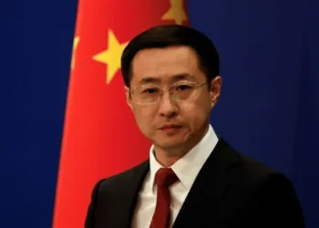 China rechaza amenazas de EE. UU. y mantendrá vuelos con Irán