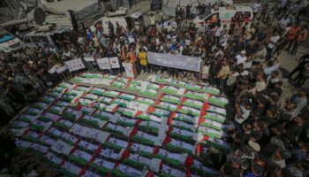Familias en Gaza despiden a más de un centenar de víctimas recuperadas bajo escombros