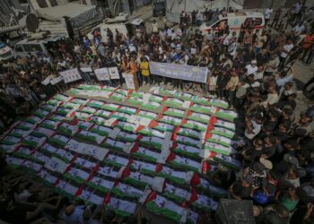 Familias en Gaza despiden a más de un centenar de víctimas recuperadas bajo escombros