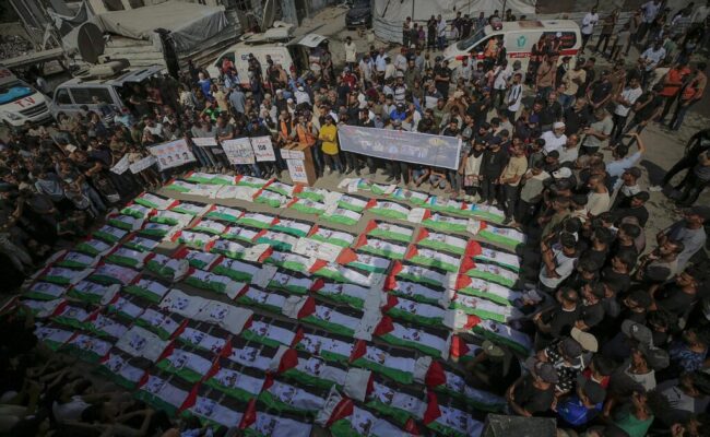 Familias en Gaza despiden a más de un centenar de víctimas recuperadas bajo escombros