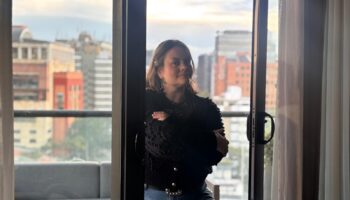 Entrevista a la psicóloga y escritora Laura París Mejía: “El amor propio no siempre consiste en decirnos cosas bonitas; muchas veces significa tener conversaciones difíciles con nosotros mismos”